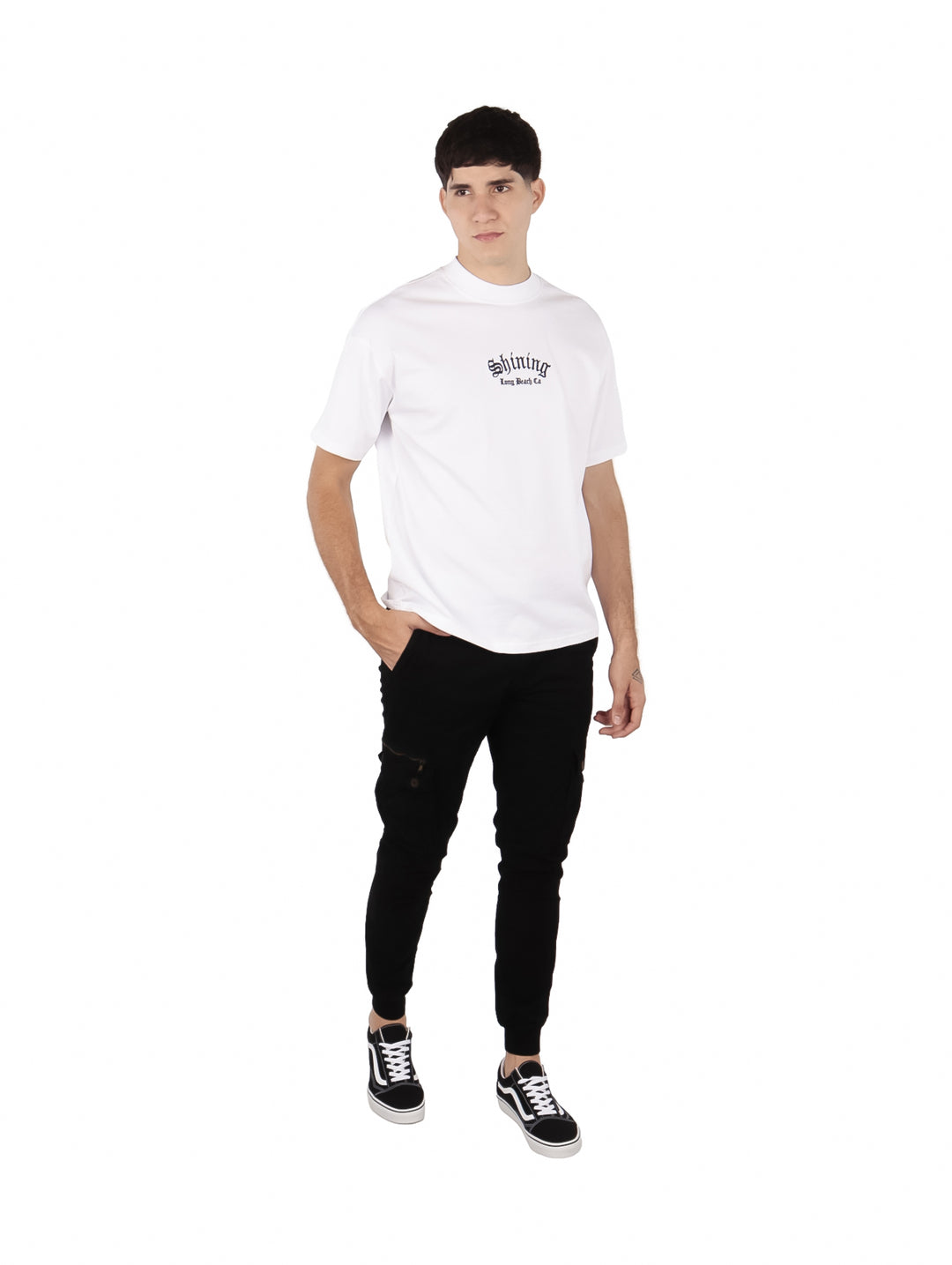 Hombre vistiendo playera blanca de manga corta con estampado negro en el pecho.