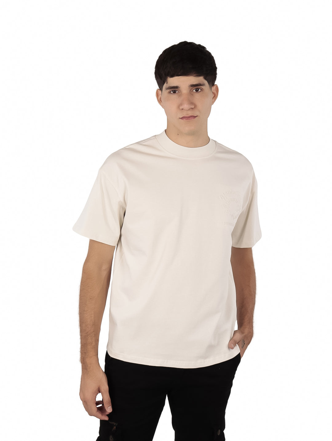 Hombre vistiendo una playera de color beige de manga corta y cuello redondo.