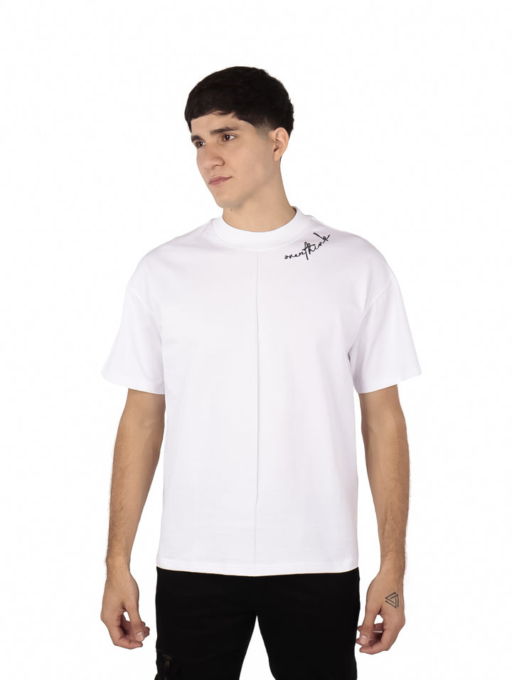 Hombre vistiendo una playera blanca de corte oversize y manga corta.