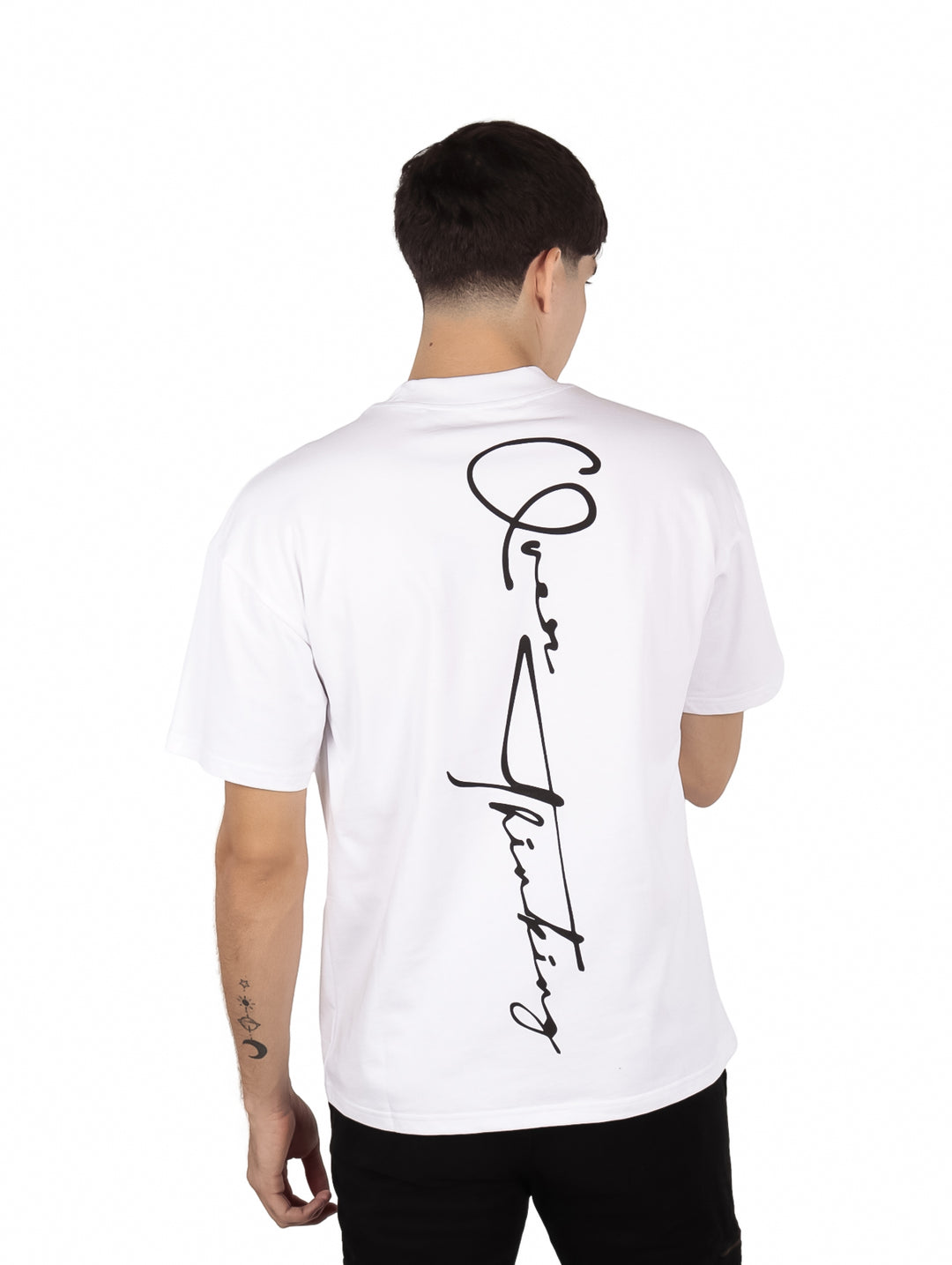 Hombre vistiendo una playera blanca de corte oversize y manga corta.