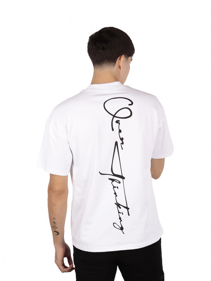 Hombre vistiendo una playera blanca de corte oversize y manga corta.