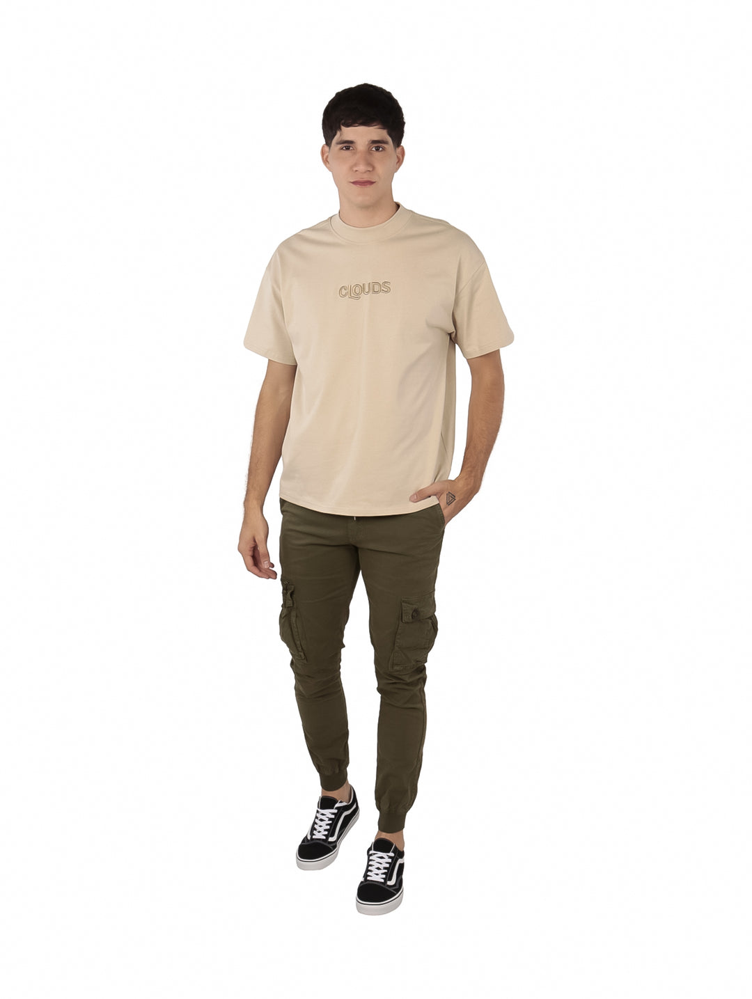 Hombre vistiendo playera oversize color beige con texto &