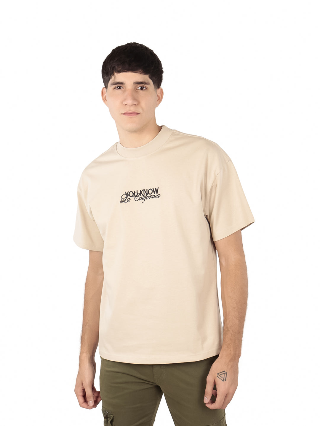 Hombre vistiendo playera oversize color khaki de la marca FIMONS con logotipo en el pecho.