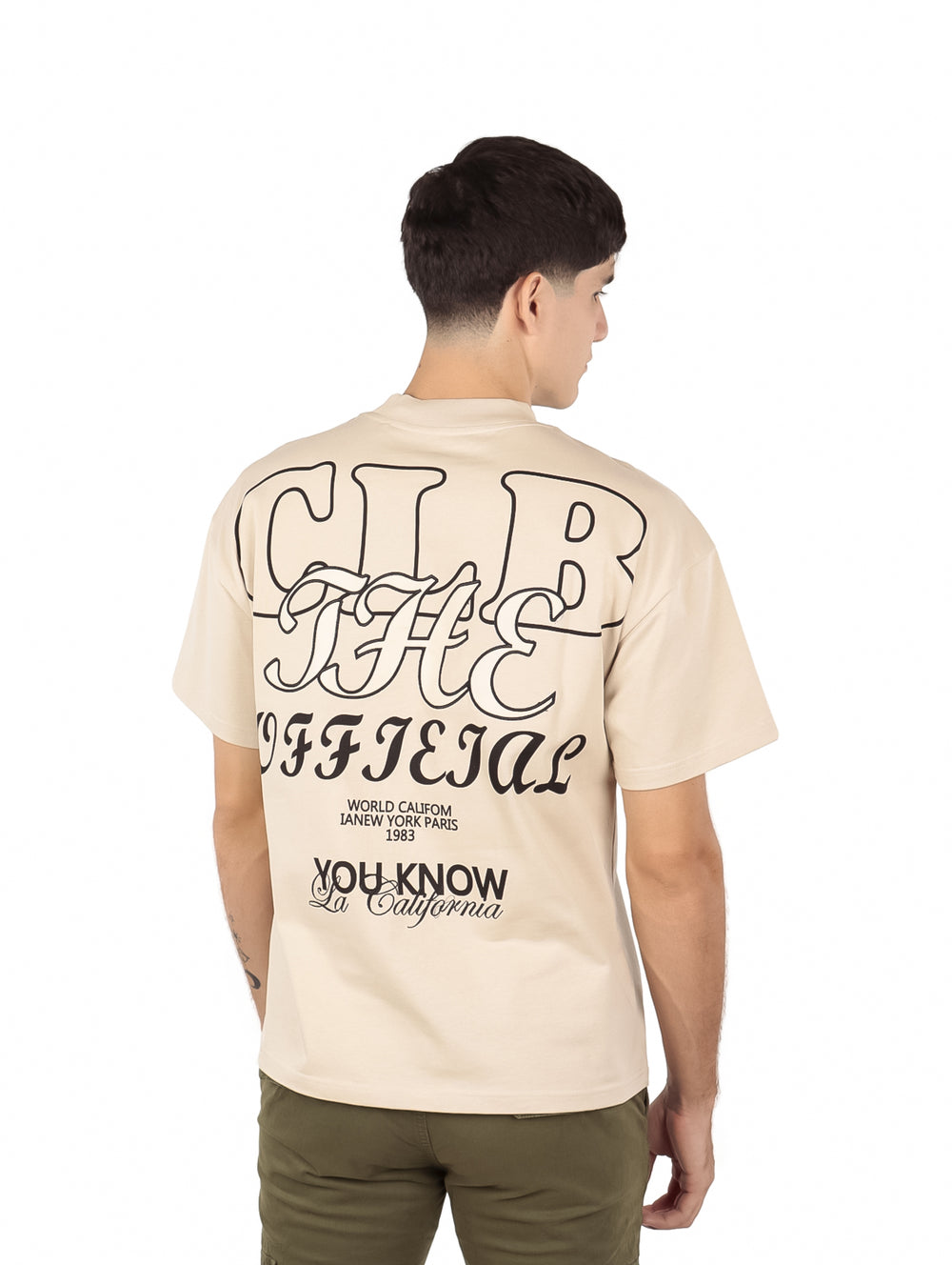 Hombre vistiendo playera oversize color khaki de la marca FIMONS con logotipo en el pecho.