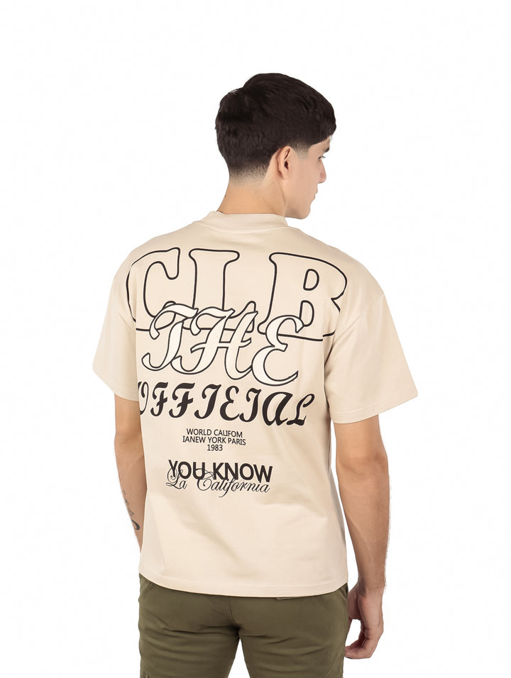 Hombre vistiendo playera oversize color khaki de la marca FIMONS con logotipo en el pecho.