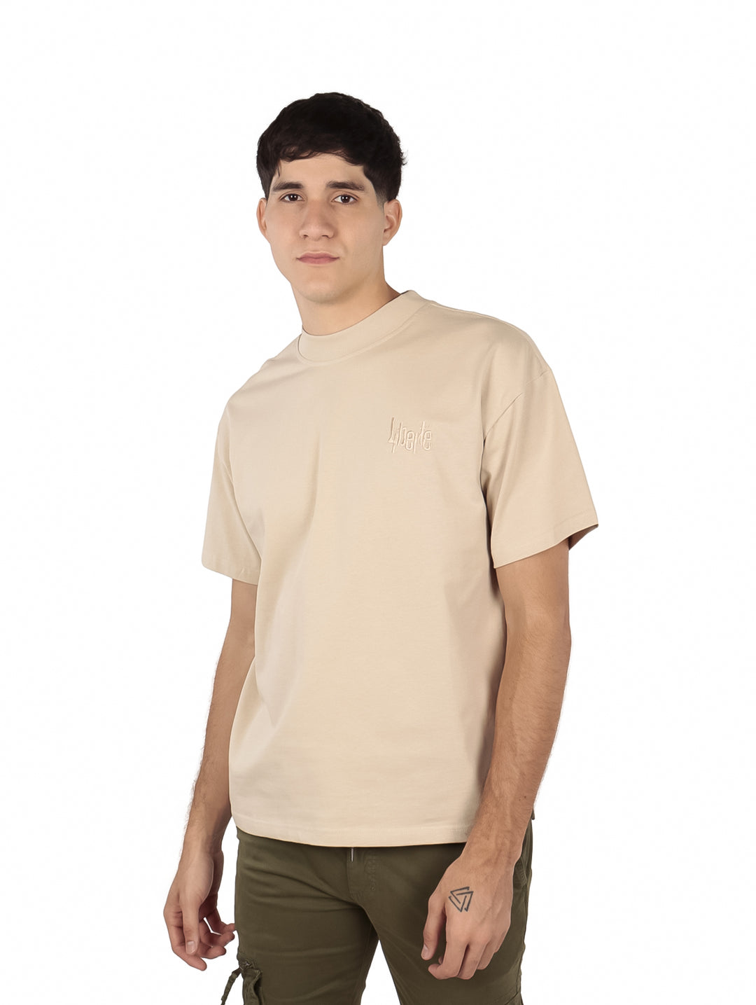 Hombre vistiendo una playera de manga corta color khaki con cuello redondo.