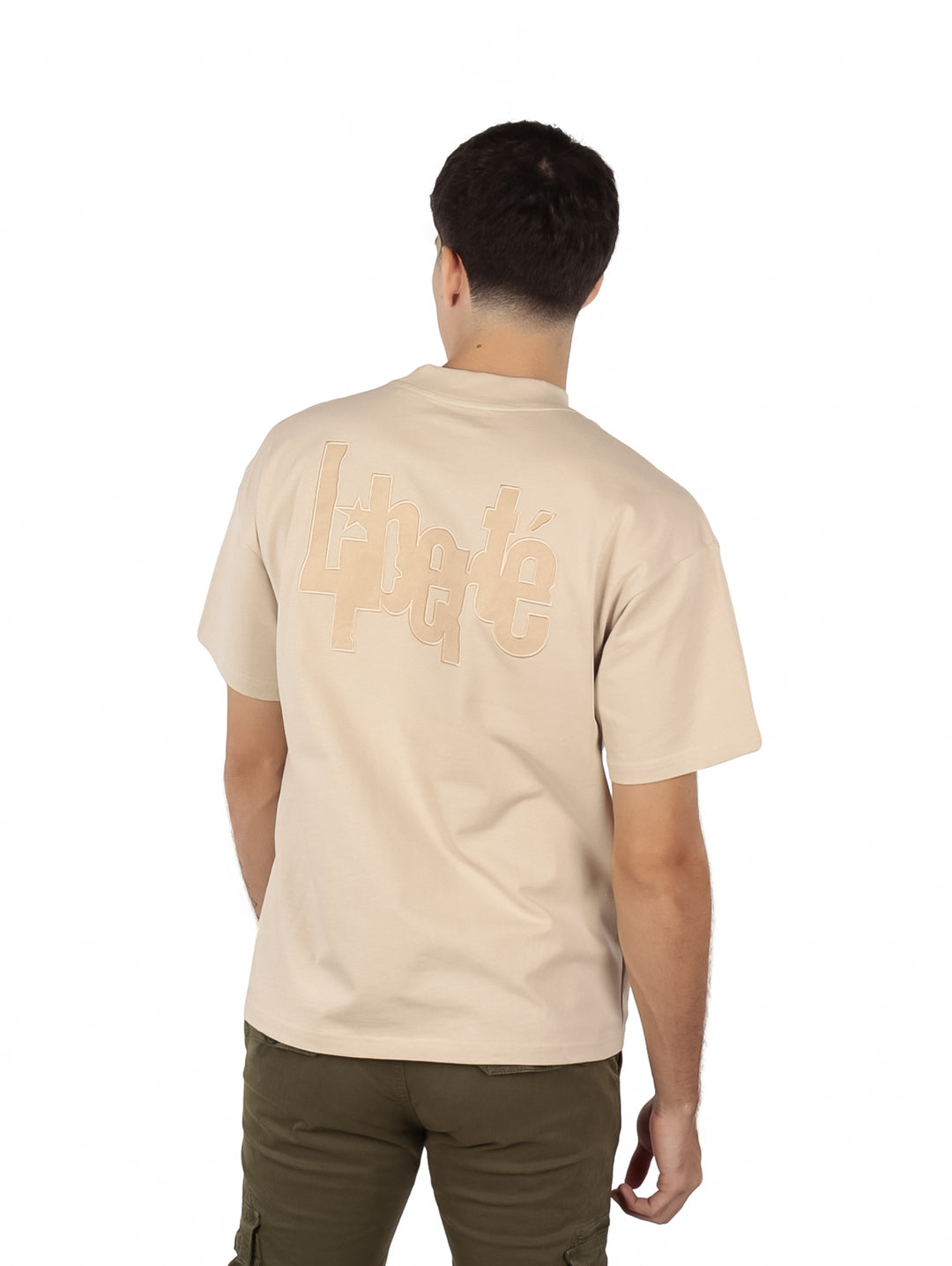 Hombre vistiendo una playera de manga corta color khaki con cuello redondo.