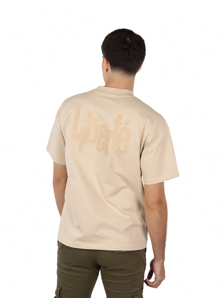 Hombre vistiendo una playera de manga corta color khaki con cuello redondo.