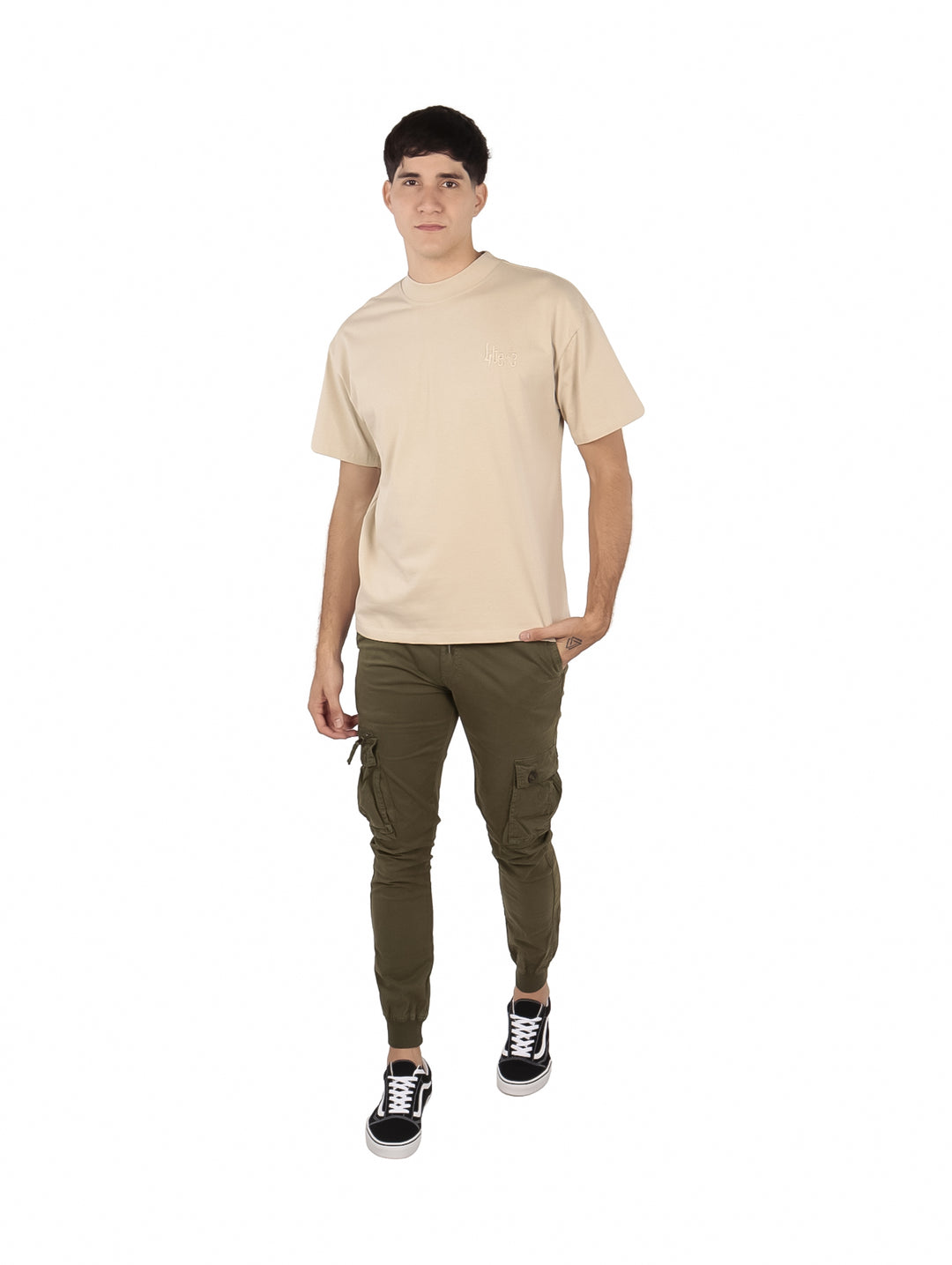 Hombre vistiendo una playera de manga corta color khaki con cuello redondo.