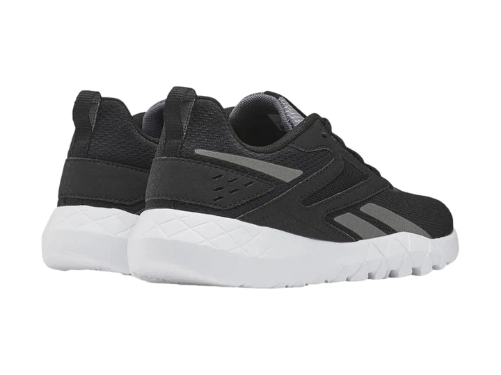 Tenis deportivos Reebok color negro con suela blanca y detalles en gris.