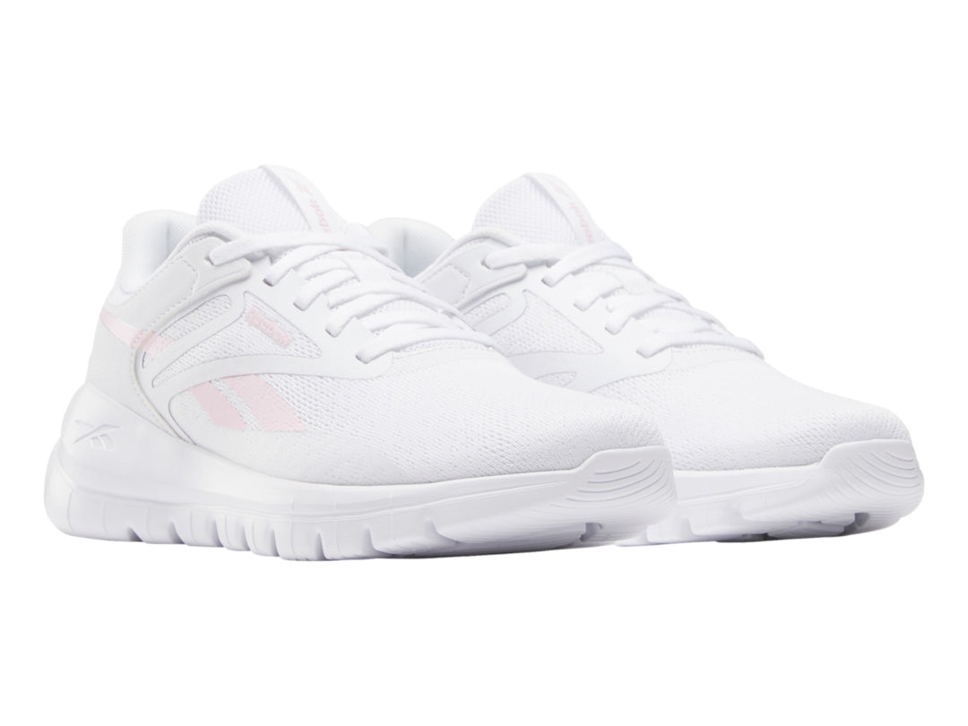 Tenis deportivos Reebok blancos con detalles en rosa claro, vista lateral.
