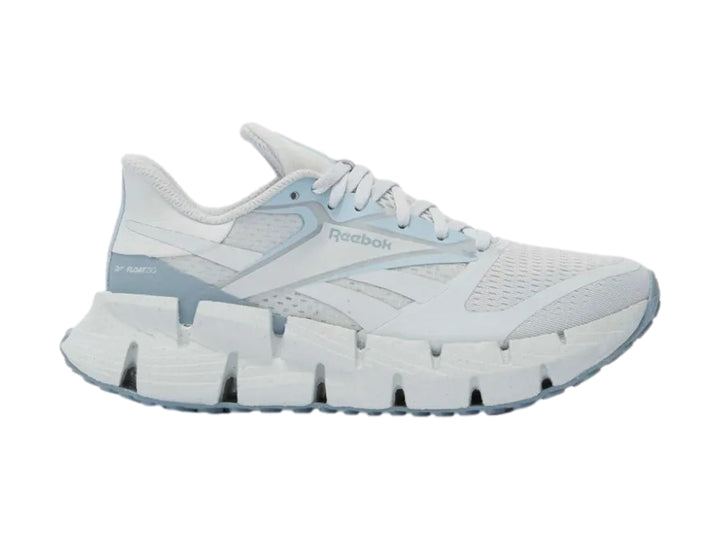Tenis deportivos Reebok color azul claro con suela gruesa y malla transpirable.