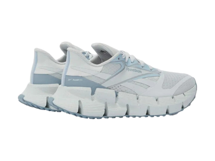 Tenis deportivos Reebok color azul claro con suela gruesa y malla transpirable.
