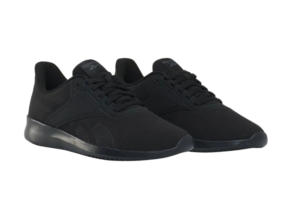 Zapato deportivo Reebok Fluxlite en color negro sólido con tejido de malla y suela a juego.