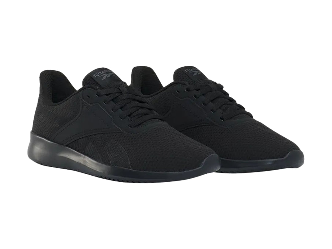 Zapato deportivo Reebok Fluxlite en color negro sólido con tejido de malla y suela a juego.