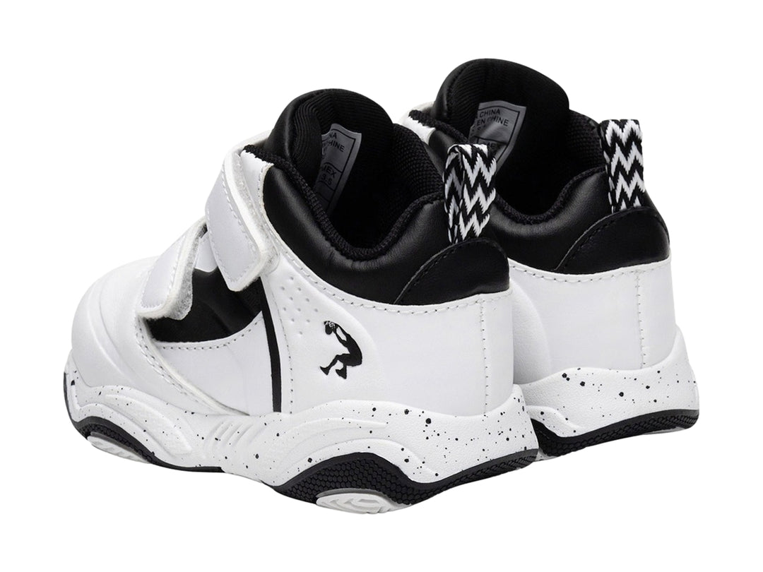 Tenis de baloncesto SHAQ para niño en color blanco con detalles negros y cierre de velcro.