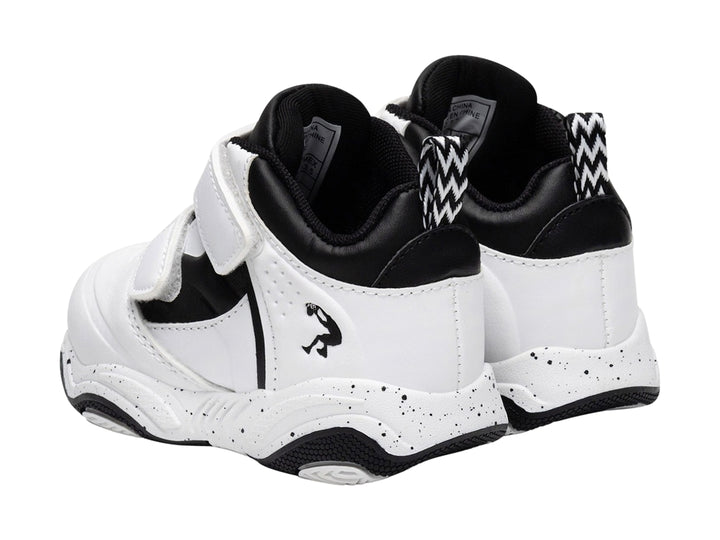 Tenis de baloncesto SHAQ para niño en color blanco con detalles negros y cierre de velcro.