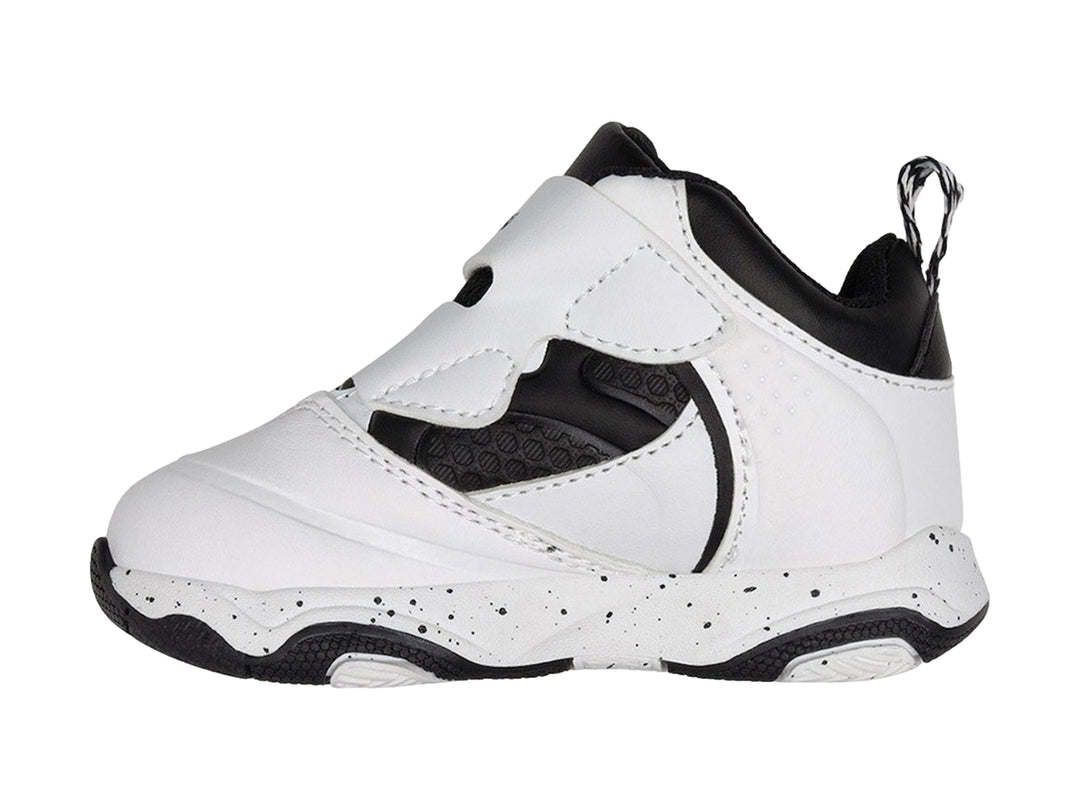 Tenis de baloncesto SHAQ para niño en color blanco con detalles negros y cierre de velcro.
