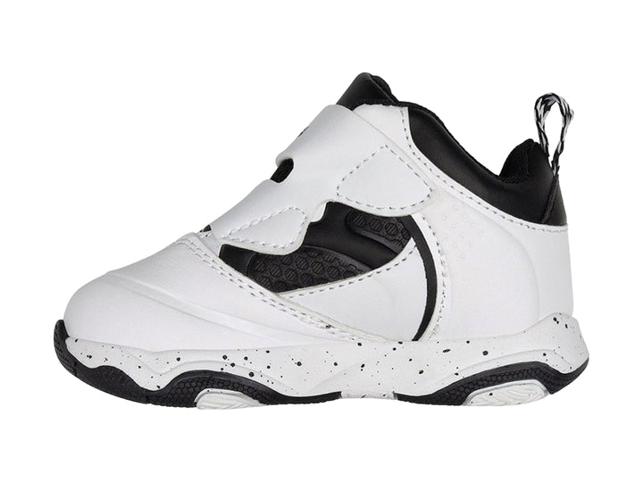 Tenis de baloncesto SHAQ para niño en color blanco con detalles negros y cierre de velcro.