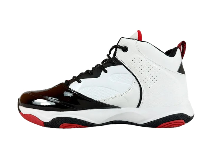 Tenis de baloncesto SHAQ de bota alta en color blanco con detalles en negro brillante y suela roja.