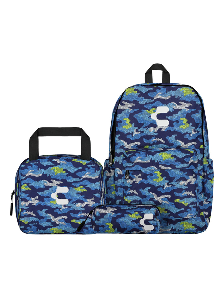 Set escolar azul de marca Charly con estampado de camuflaje, compuesto por mochila, lonchera y lapicera.