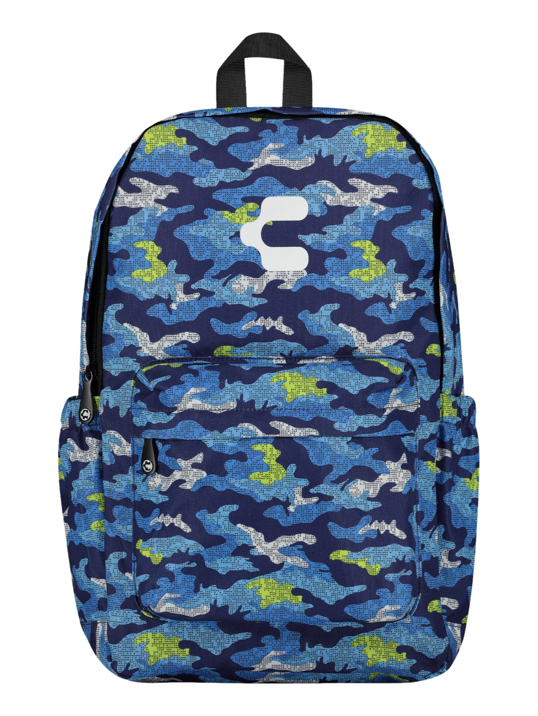 Set escolar azul de marca Charly con estampado de camuflaje, compuesto por mochila, lonchera y lapicera.