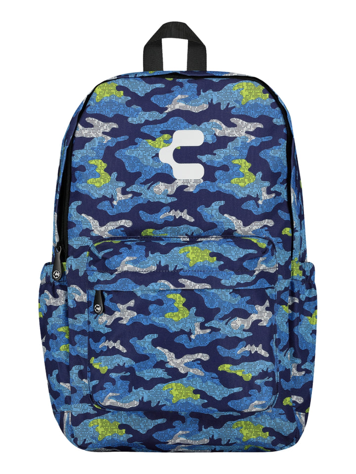 Set escolar azul de marca Charly con estampado de camuflaje, compuesto por mochila, lonchera y lapicera.