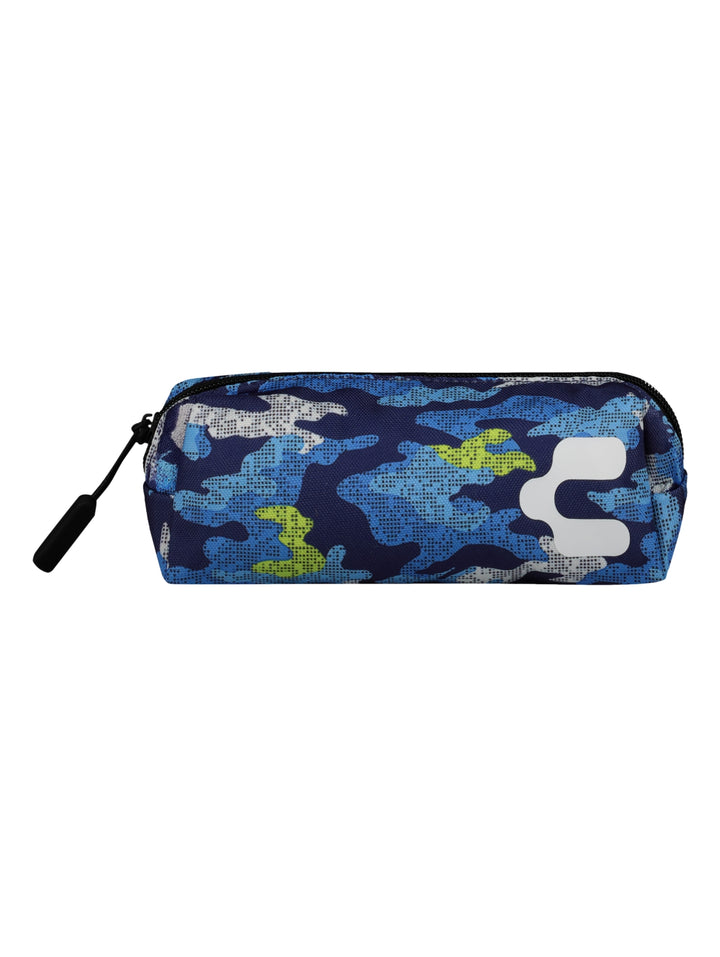 Set escolar azul de marca Charly con estampado de camuflaje, compuesto por mochila, lonchera y lapicera.