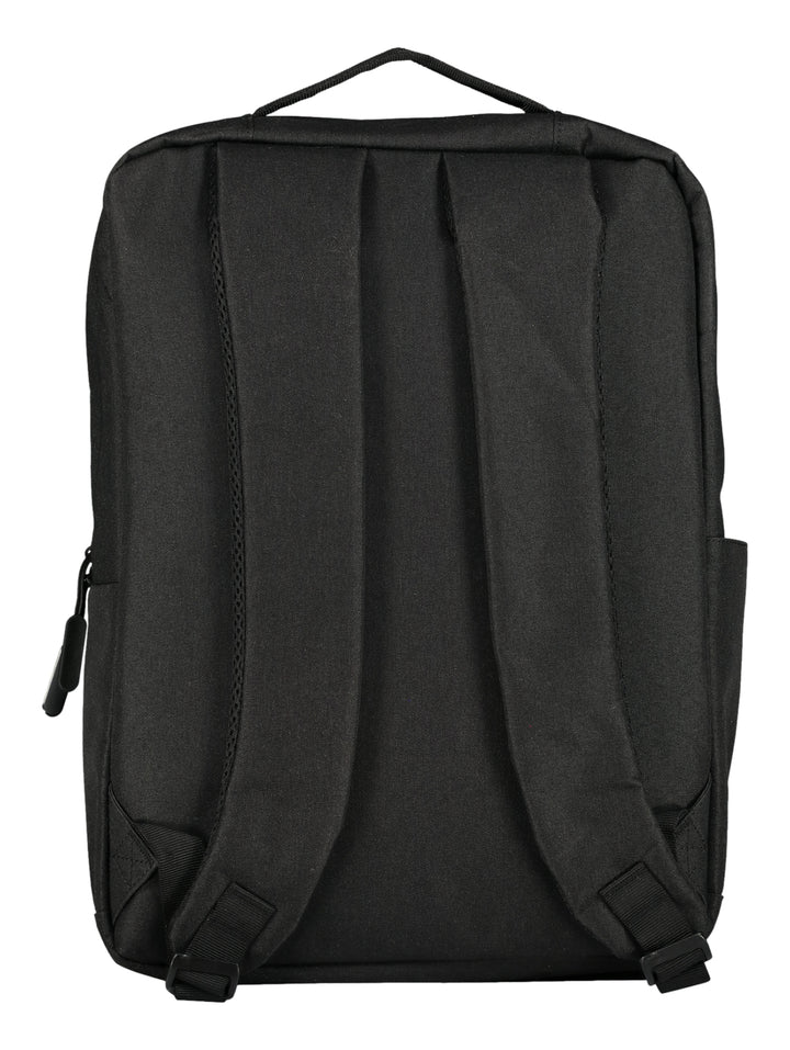 Mochila escolar color negro con logotipo central en relieve y bolsillo frontal con cierre.