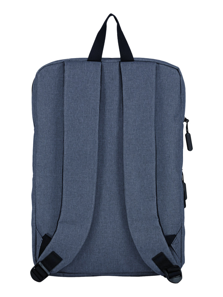 Mochila deportiva color azul con detalles en negro y logotipo central de la marca Charly.