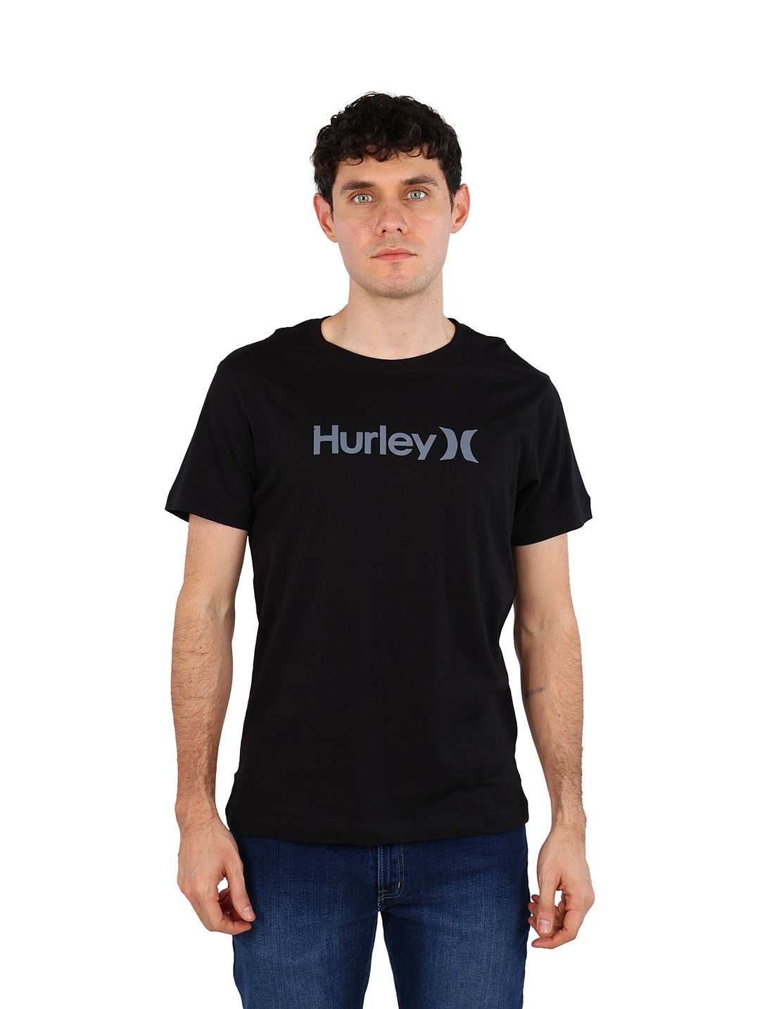 Hombre vistiendo una camiseta de manga corta color negro con el logotipo de Hurley en el pecho.