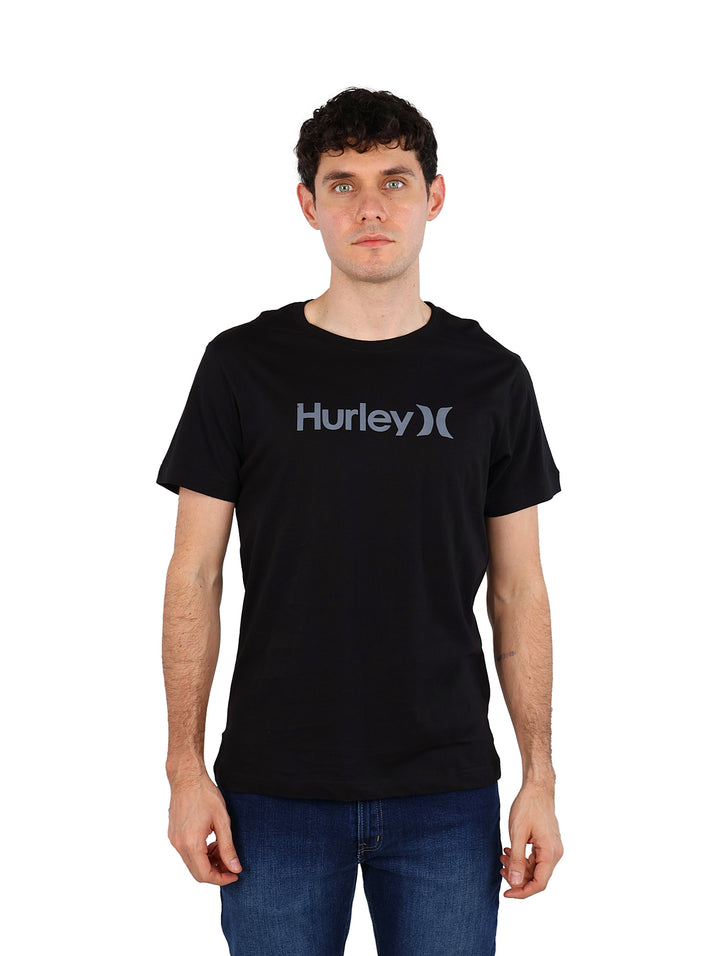 Hombre vistiendo una camiseta de manga corta color negro con el logotipo de Hurley en el pecho.