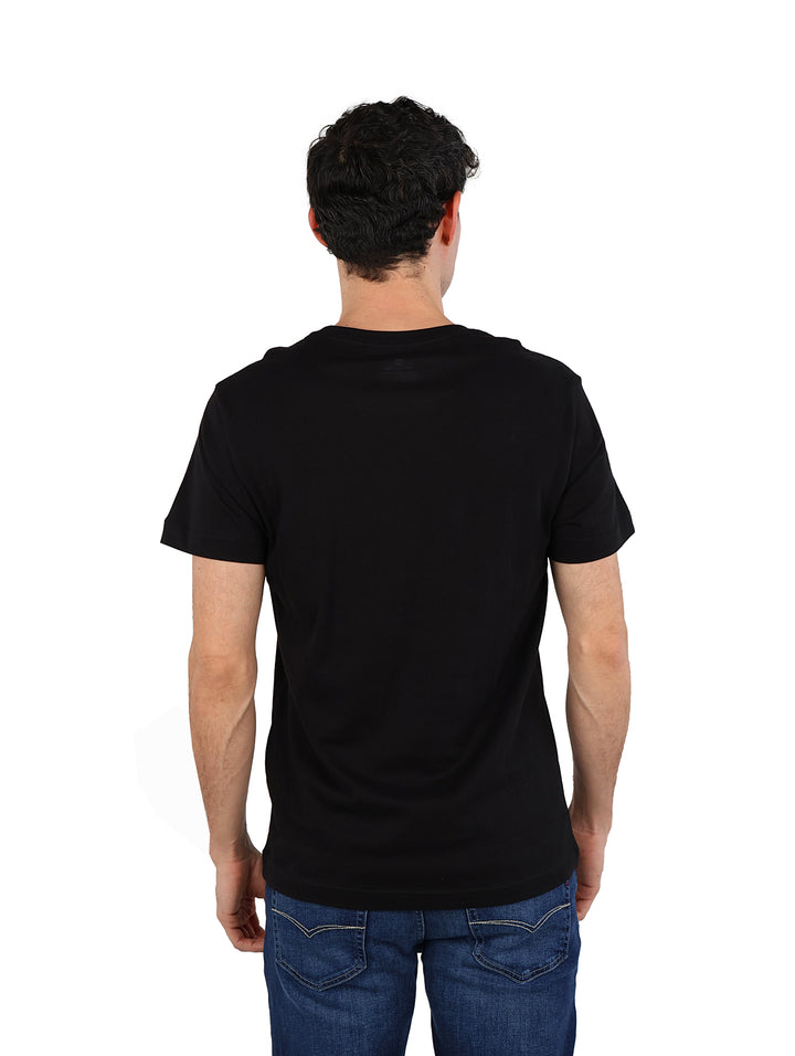 Hombre vistiendo una camiseta de manga corta color negro con el logotipo de Hurley en el pecho.