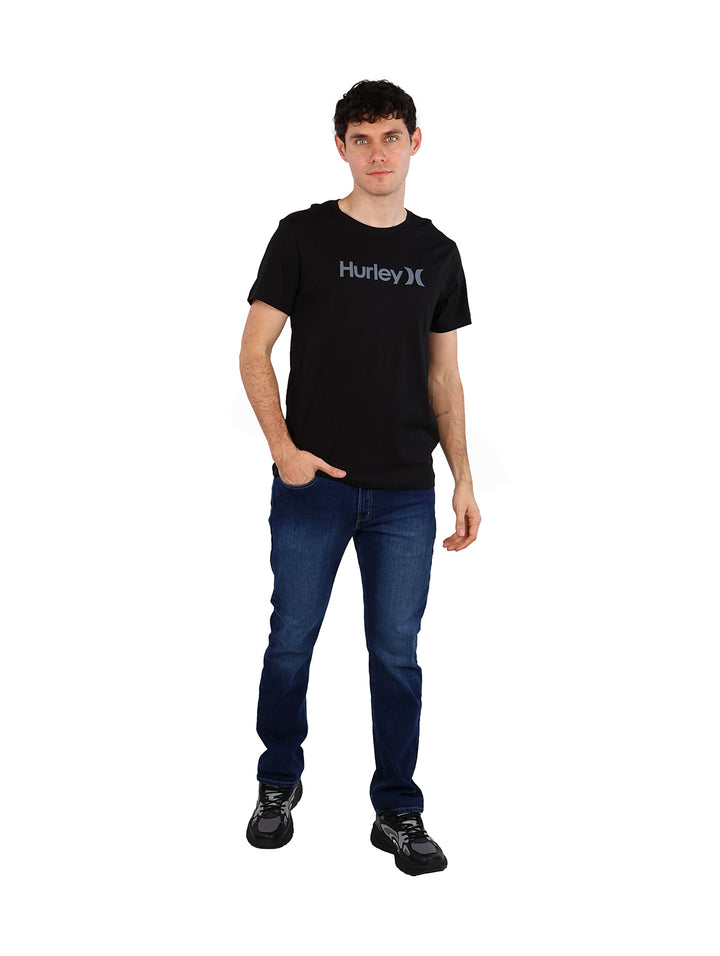 Hombre vistiendo una camiseta de manga corta color negro con el logotipo de Hurley en el pecho.