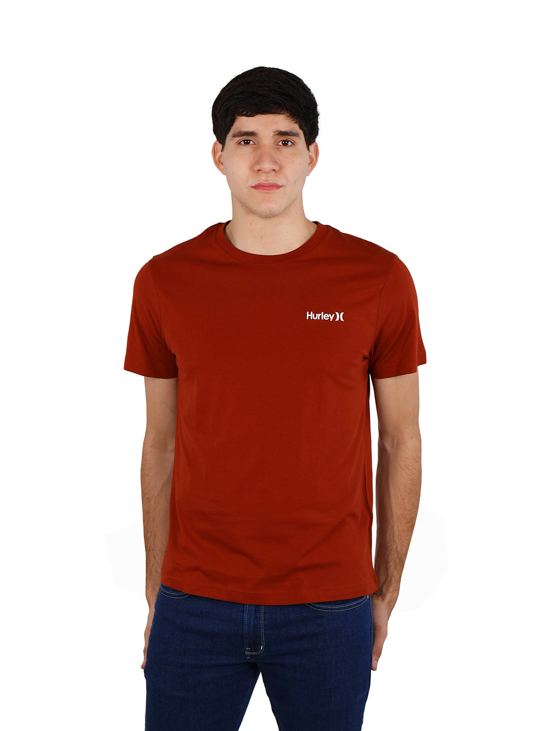 Hombre vistiendo una camiseta de manga corta color ladrillo con un pequeño logo blanco en el pecho.