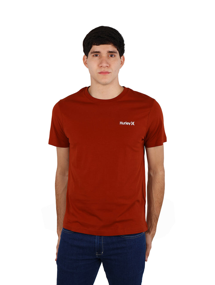 Hombre vistiendo una camiseta de manga corta color ladrillo con un pequeño logo blanco en el pecho.