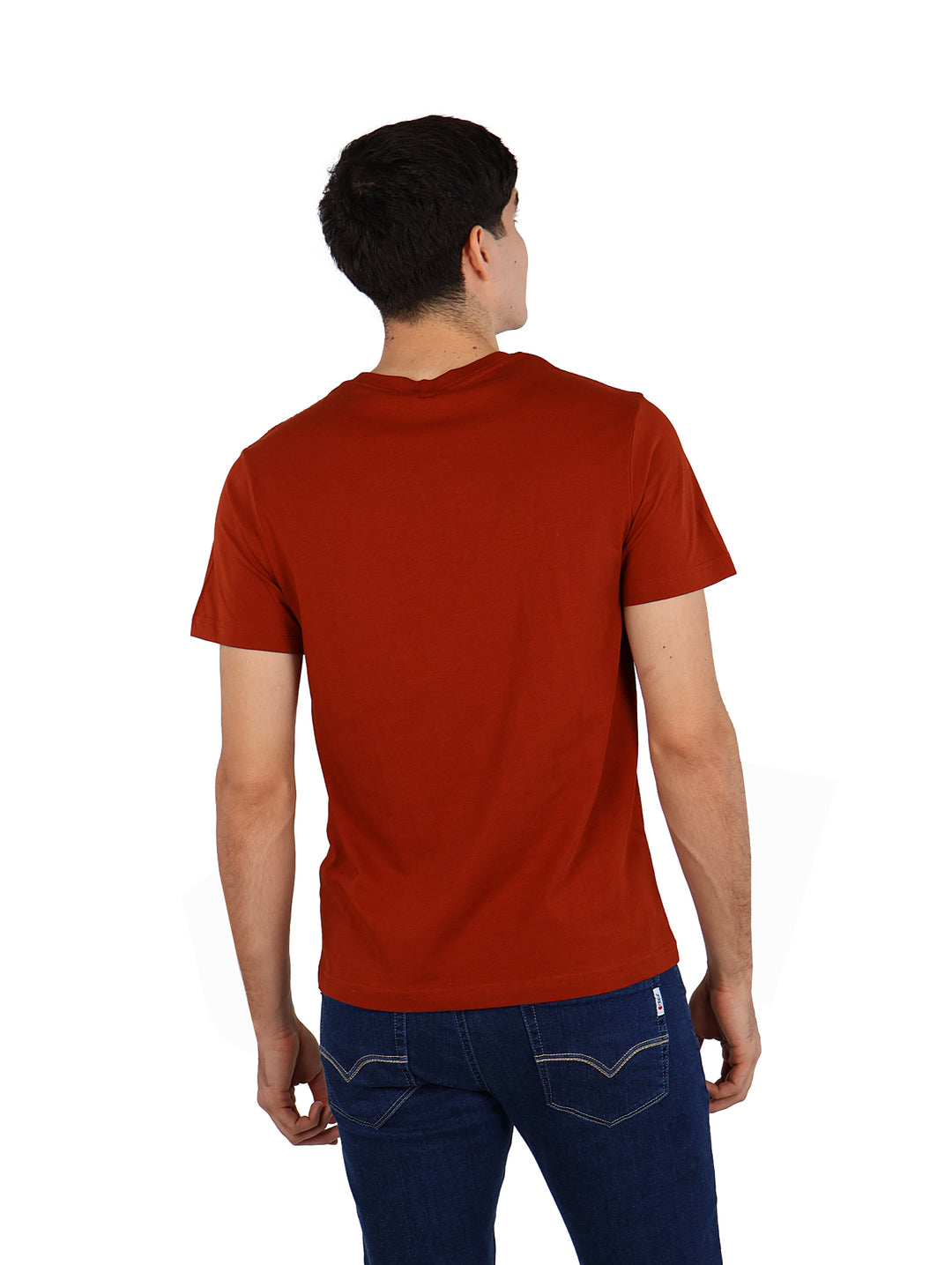 Hombre vistiendo una camiseta de manga corta color ladrillo con un pequeño logo blanco en el pecho.