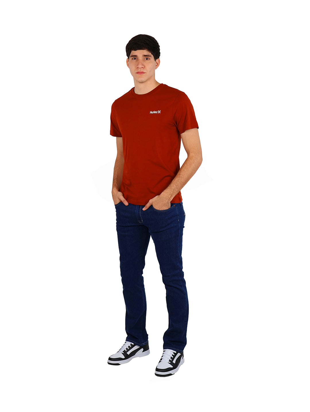 Hombre vistiendo una camiseta de manga corta color ladrillo con un pequeño logo blanco en el pecho.
