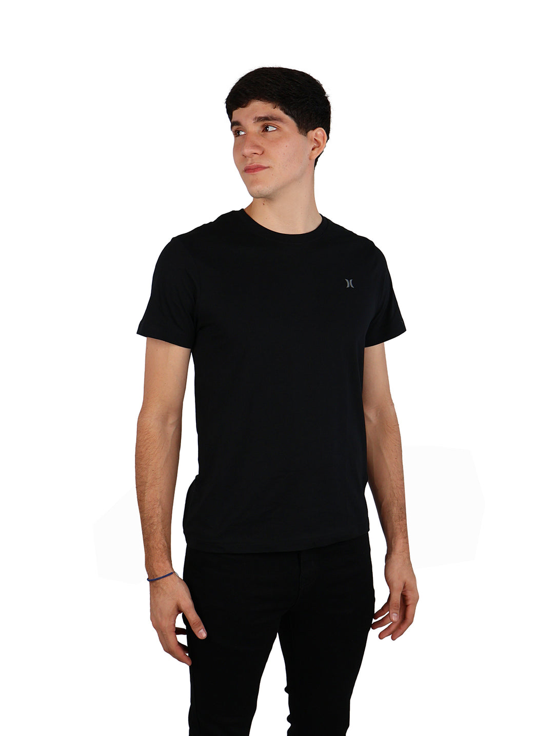 Hombre vistiendo una camiseta de manga corta color negro de la marca Hurley.