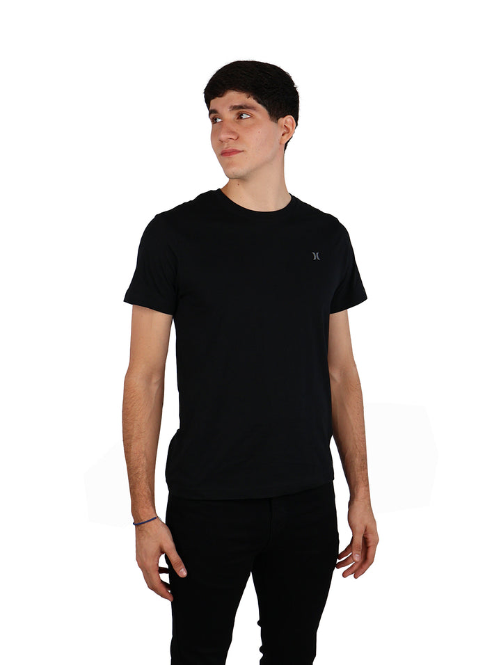 Hombre vistiendo una camiseta de manga corta color negro de la marca Hurley.