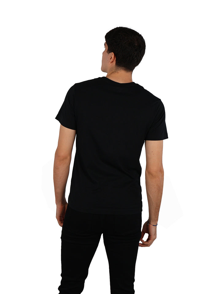 Hombre vistiendo una camiseta de manga corta color negro de la marca Hurley.