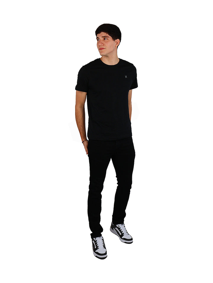 Hombre vistiendo una camiseta de manga corta color negro de la marca Hurley.