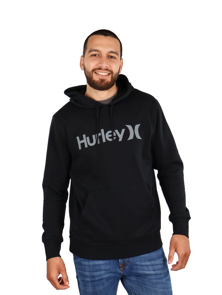 Hombre vistiendo una sudadera con capucha color negro de la marca Hurley con logotipo en el pecho.