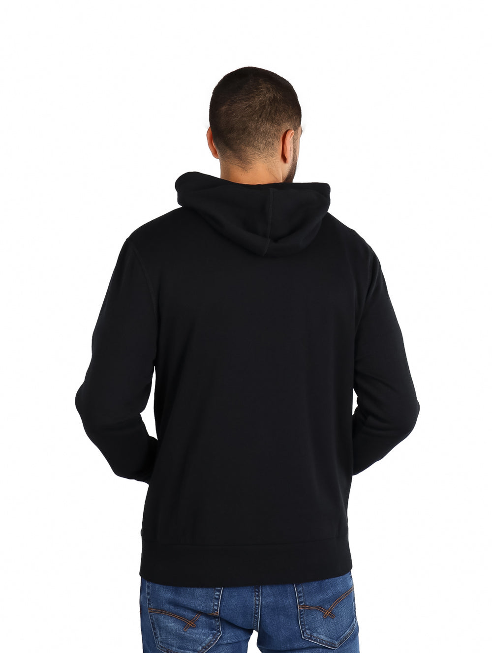 Hombre vistiendo una sudadera con capucha color negro de la marca Hurley con logotipo en el pecho.