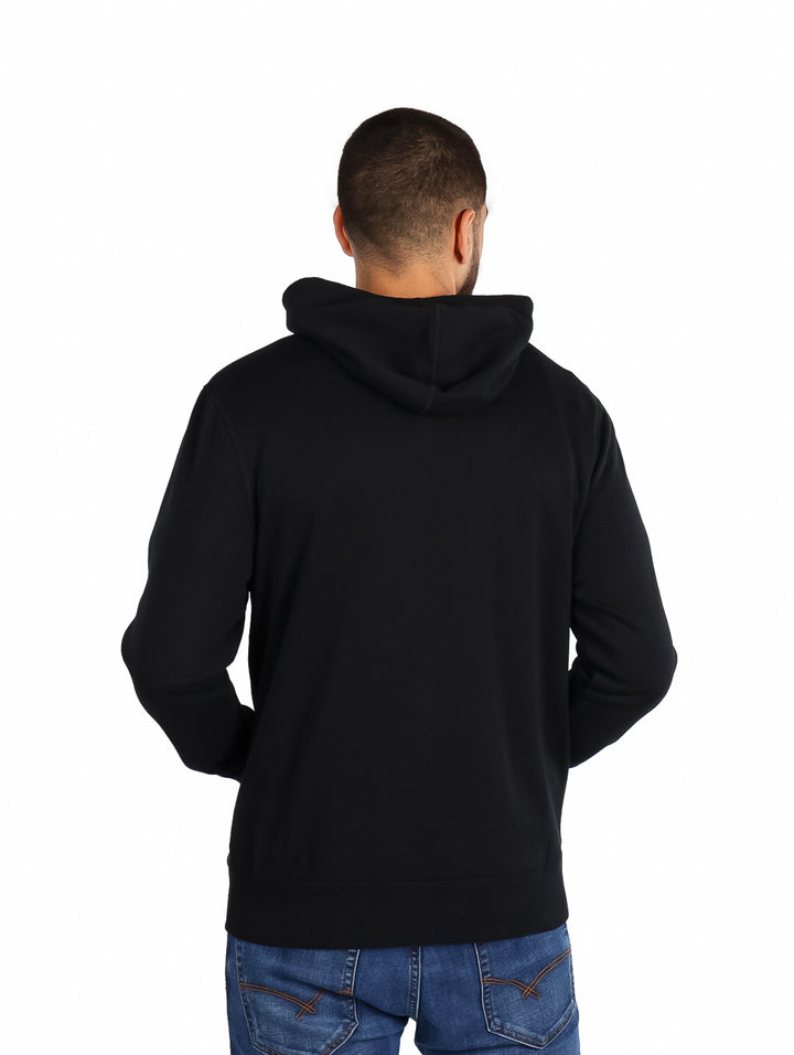 Hombre vistiendo una sudadera con capucha color negro de la marca Hurley con logotipo en el pecho.