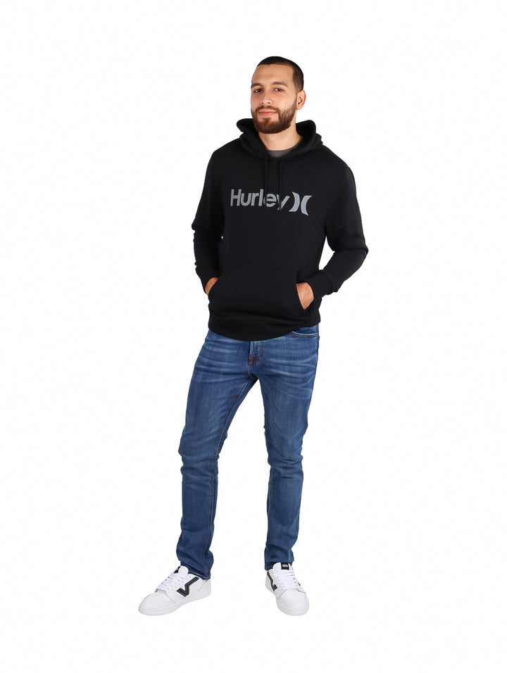 Hombre vistiendo una sudadera con capucha color negro de la marca Hurley con logotipo en el pecho.