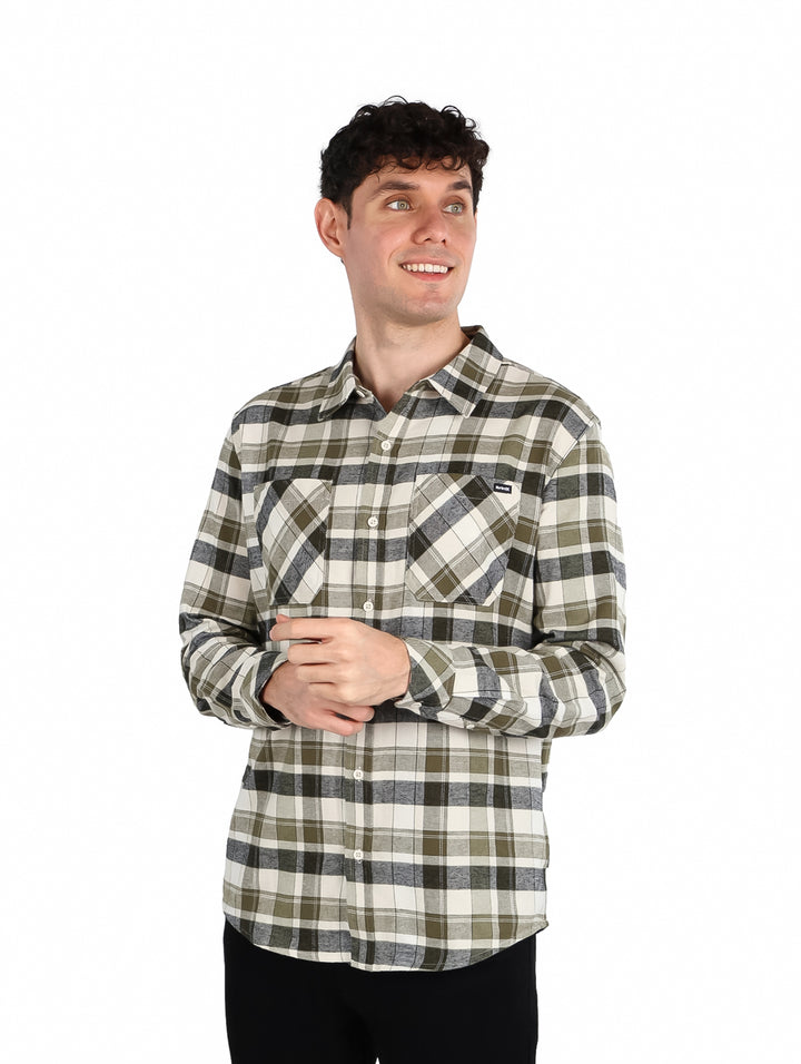 Hombre vistiendo camisa de franela a cuadros en colores hueso y verde oliva.