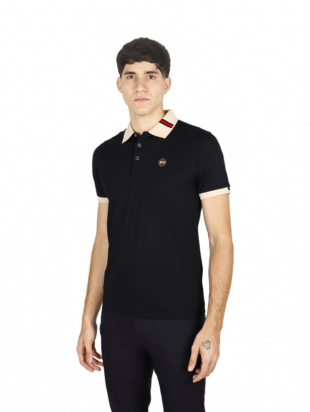 Hombre vistiendo playera polo negra con cuello y puños beige y un detalle de línea roja en el cuello.