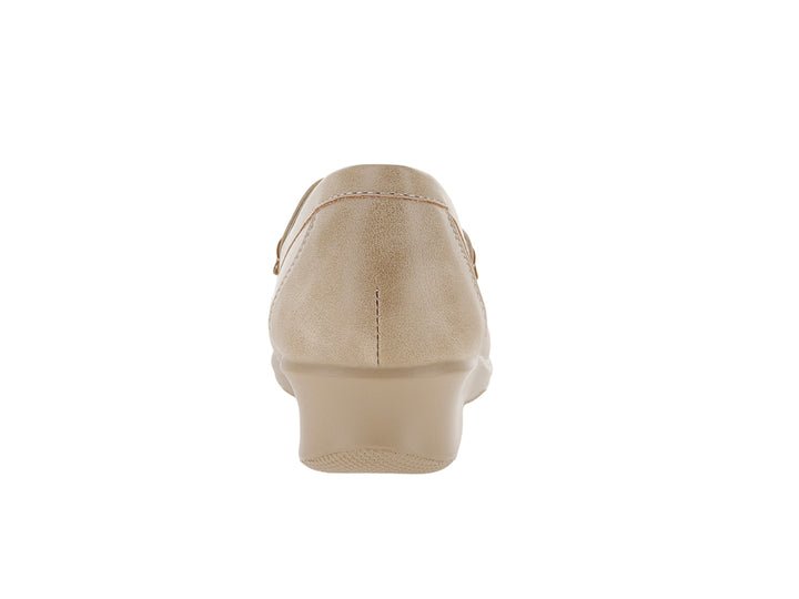 Zapato mocasín color beige con suela de cuña y detalle metálico frontal.