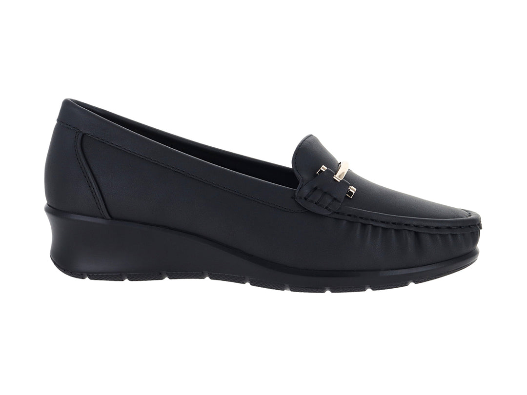 Zapato tipo mocasín color negro con plataforma y detalle metálico dorado en la parte superior.